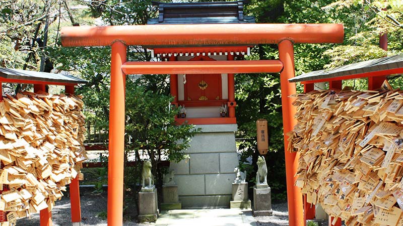 金澤神社の鳥居と合格絵馬