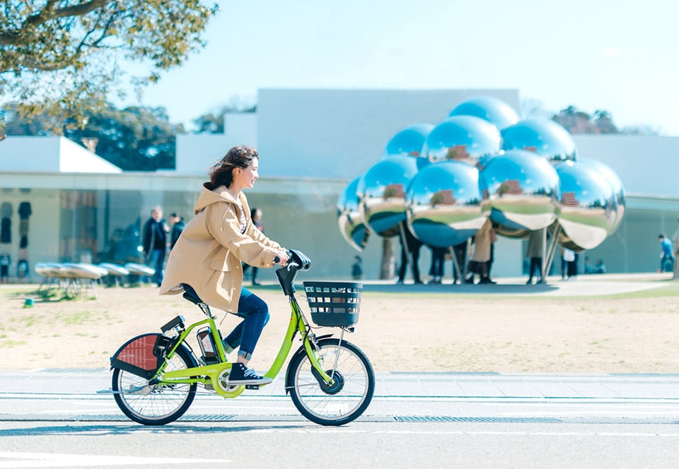 まちのり自転車を乗る女性