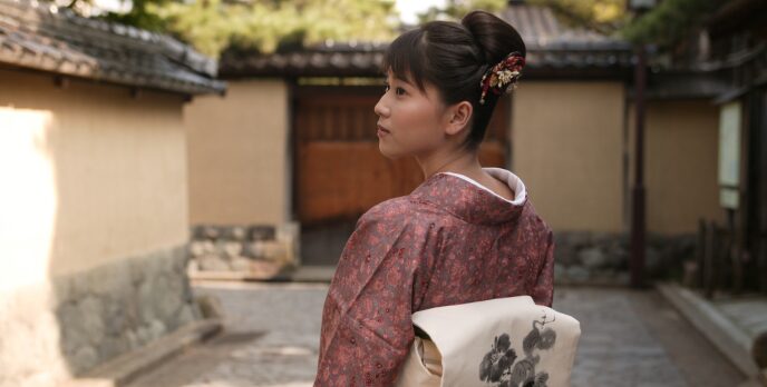 振り向く着物を着た女性