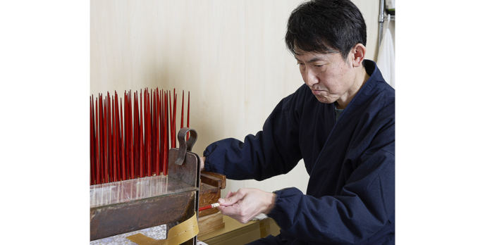 輪島の塗り箸を制作している様子