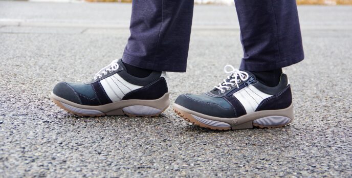 のさかの靴で歩いている写真