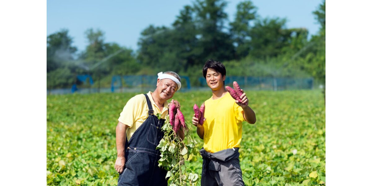 五郎島金時生芋を持つ2人